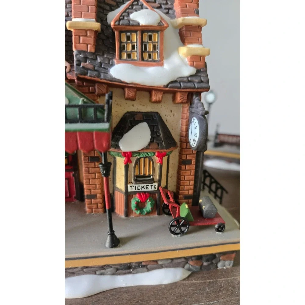 Department 56 Dickens Village Old Queensbridge Station Lighted 2 Piece dept 56‎